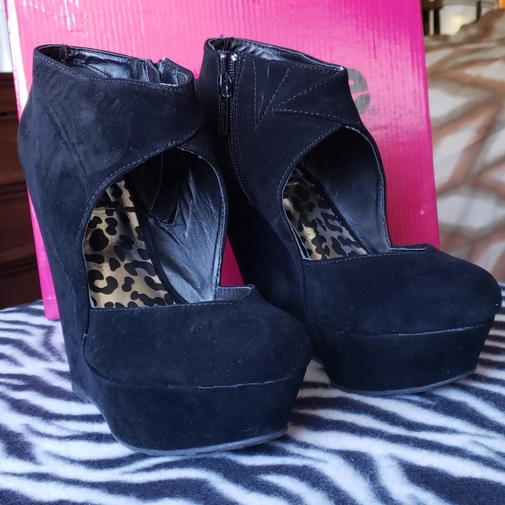 Dollhouse Soul side zip wedges